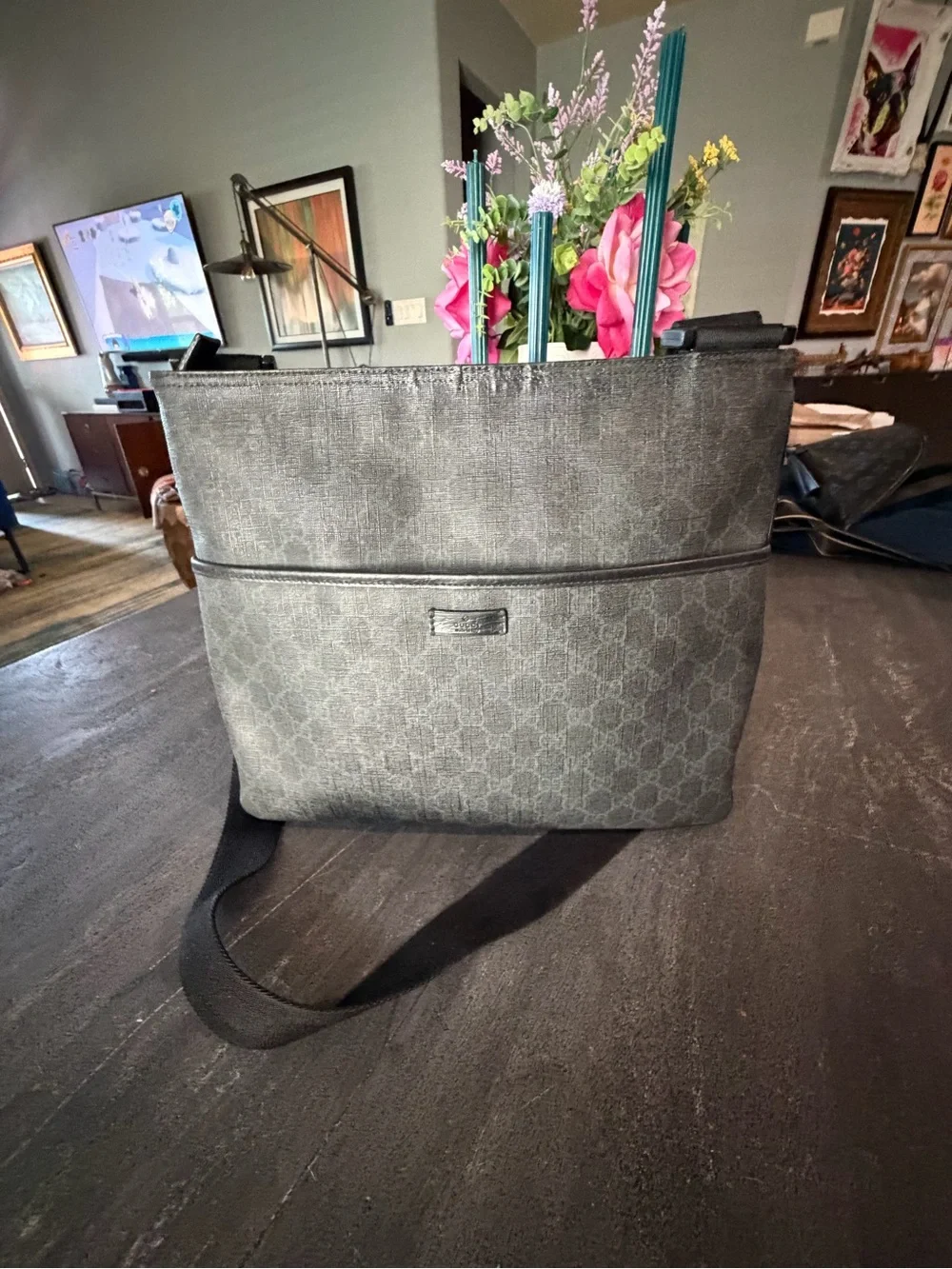 Gucci GG Supreme Canvas Monogram Messenger Bag in black/grey